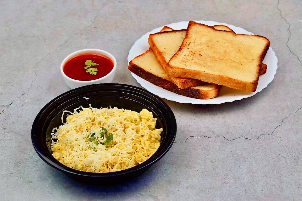 CheezZzy Scrambled Eggs and Toasts