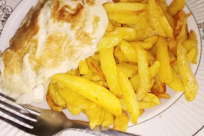 Chips with fried eggs