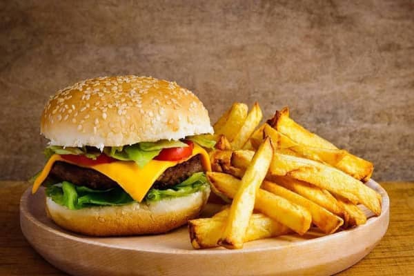 Hamburger + Frites de pommes (Café au choix : Cappuccino, Café au lait, Café noir)