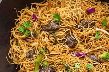 Chowed mein noodles, mixed meat