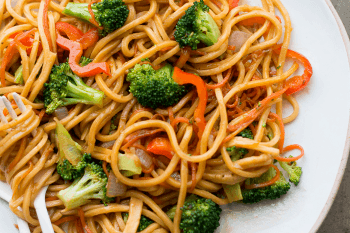 Chowed mein noodles, mixed vegetables