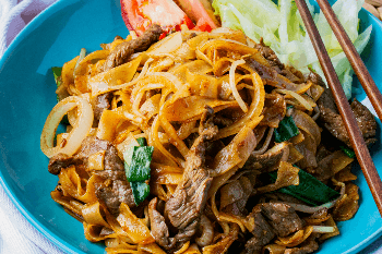 Fried rice noodles, mixed meat