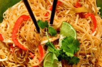 Fried rice noodles, chicken