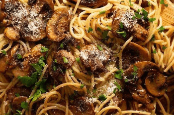 Spaghetti con Funghi