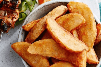 Seasoned Potato Wedges W/Sweet chilli sauce & sour cream
