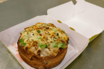 Onion Paneer Burgizza
