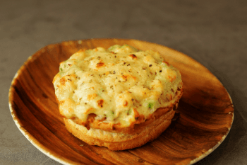 Paneer Corn Burgizza