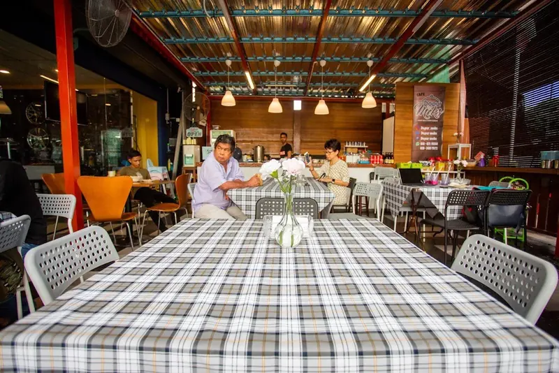 Dining area with checked tablecloths at Cafe Jeliro Sengoti
